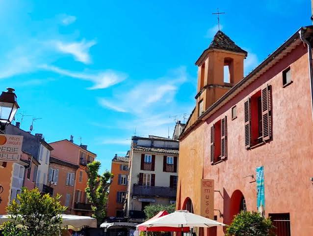 Ruelles fleuries du village de Biot, connu pour son verre soufflé
