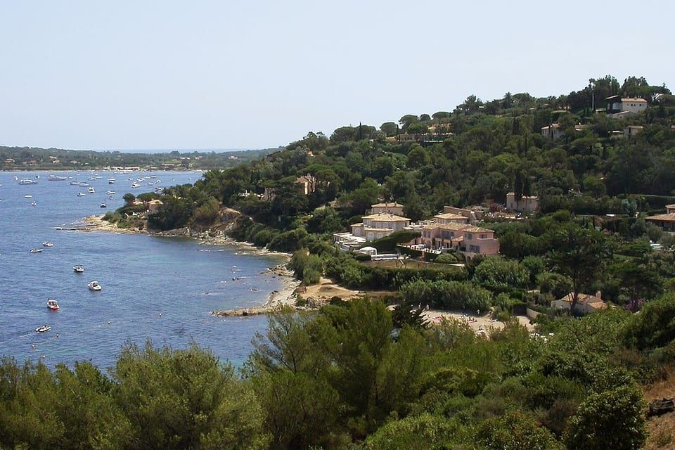 Crique le long du sentier du littoral, qui passe par la plage des Graniers juste avant la Citadelle