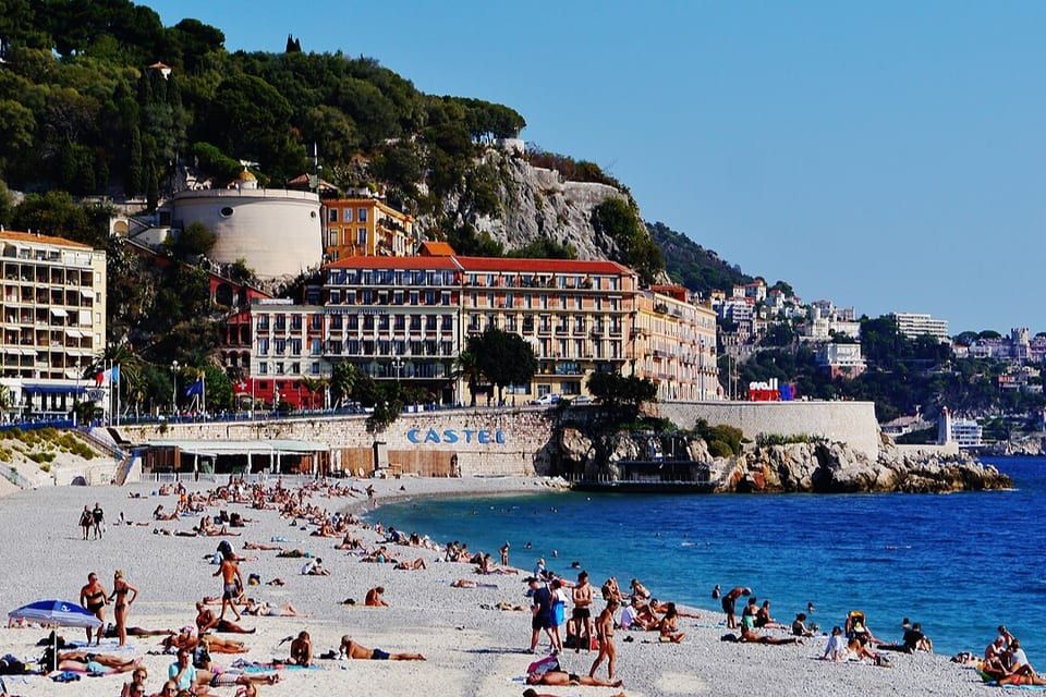 Plage des Ponchettes in Nice, at the foot of Castle Hill