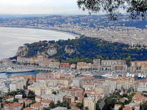 Vue depuis la Colline du Château sur la baie des Anges à Nice