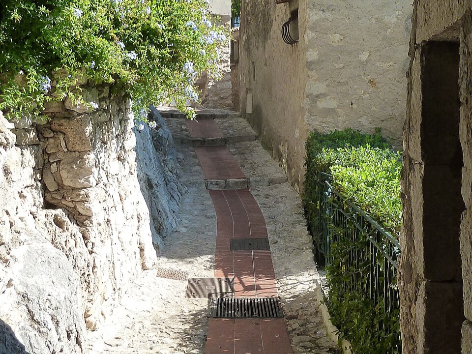 Ruelle du village d'Èze où se niche la Taverne d'Antan