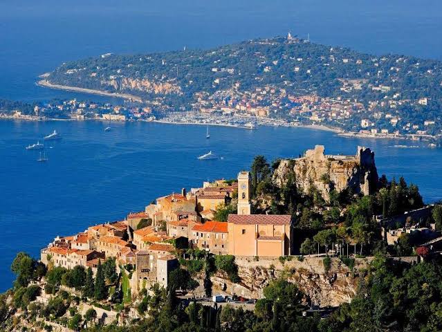 Village perché d'Èze surplombant la Méditerranée