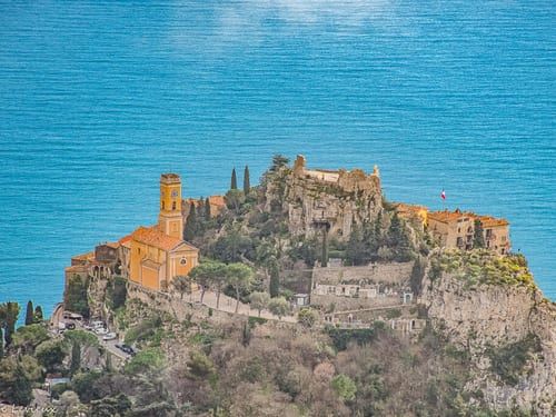 Village perché d'Èze surplombant la Méditerranée