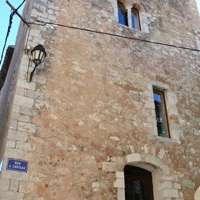 Tour Lascaris du XIIe siècle avec sa fenêtre géminée romane à Gorbio