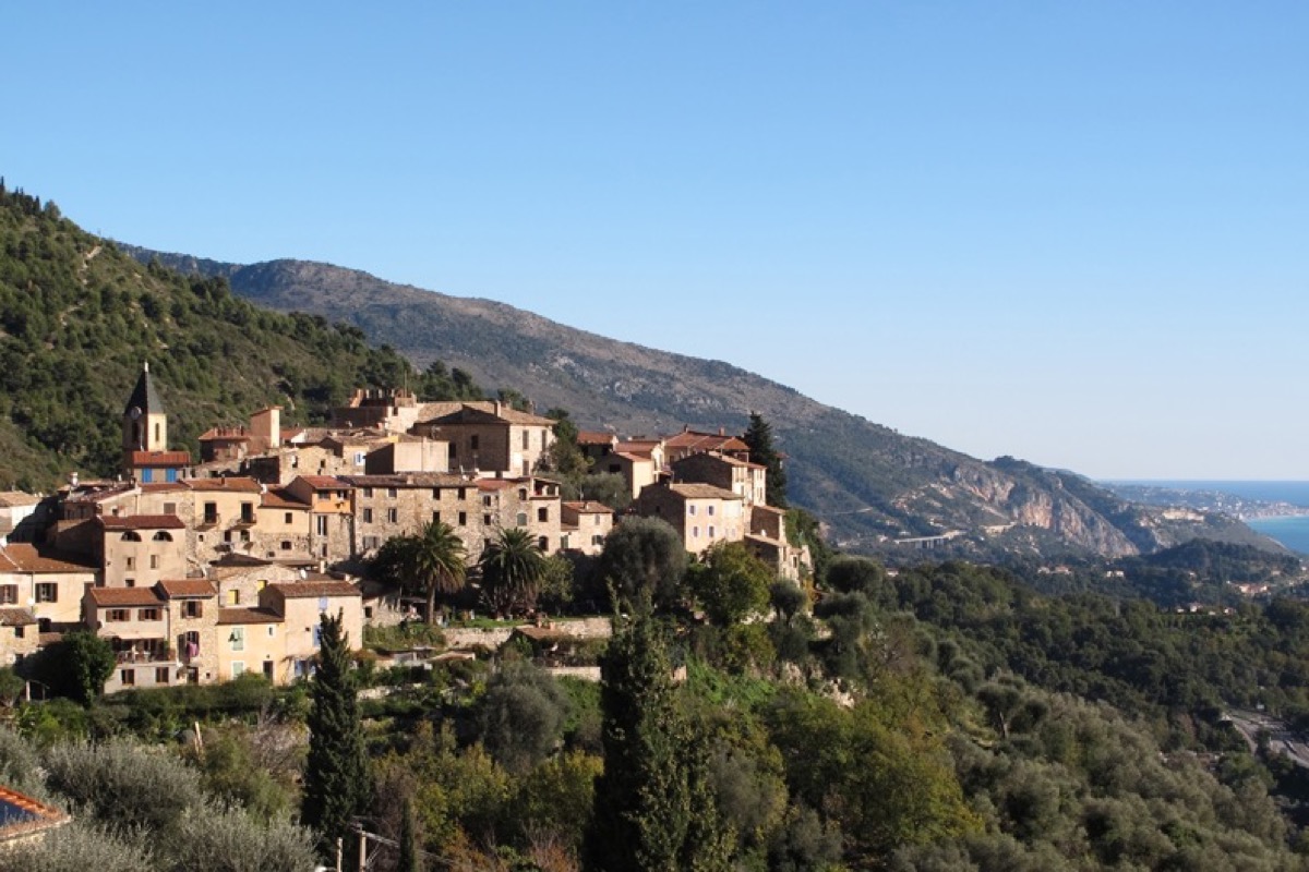 Ruelles pavées et passages voûtés du village médiéval de Gorbio