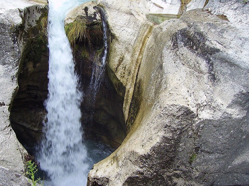 La cascade du Saut du Loup, juste à côté du restaurant du même nom