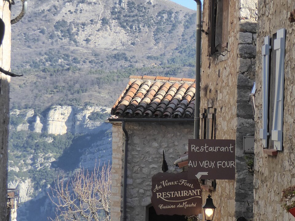 Façade of restaurant Au Vieux Four, rue Basse in Gourdon