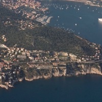 Terrasse du restaurant Le Plongeoir posé sur les rochers du Cap de Nice