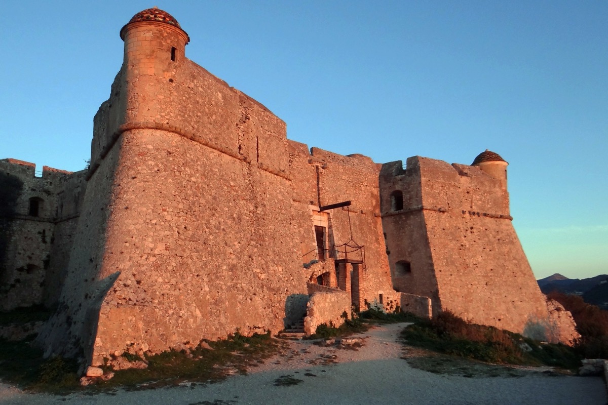 Le Fort du Mont Alban au lever du soleil, dans le Parc du Mont Boron