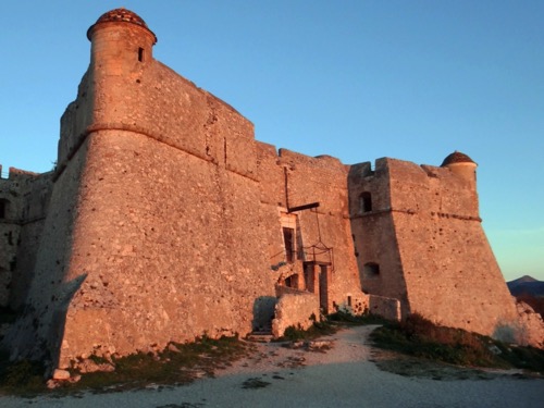 Le Fort du Mont Alban au lever du soleil, dans le Parc du Mont Boron