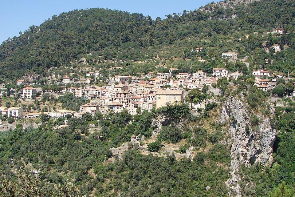 Peille vu depuis la route de La Turbie, terrain vallonné des circuits VTT