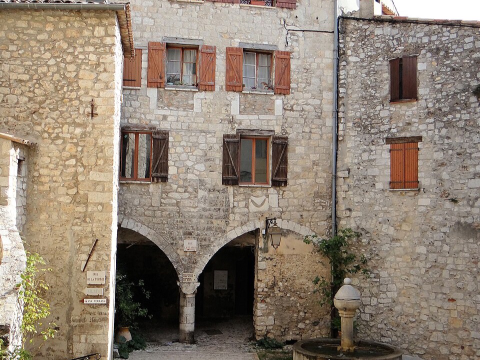 Place ancienne du village de Peille, avec sa fontaine et ses arcades