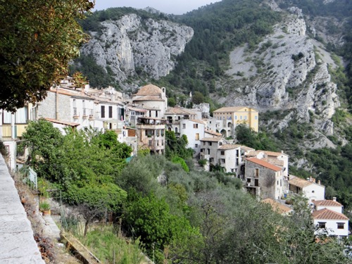 Ruelles voûtées du village de Peille dans l'arrière-pays niçois