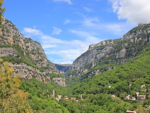 Viaduc en ruine de Pont-du-Loup enjambant les gorges