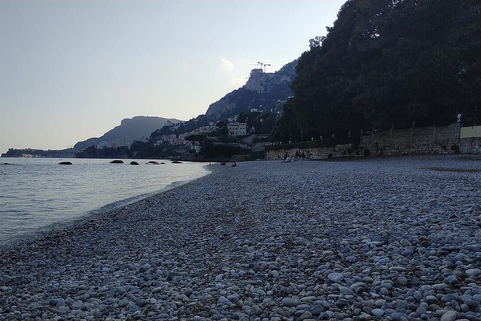 Plage de galets du Golfe Bleu à Roquebrune-Cap-Martin, au pied du village
