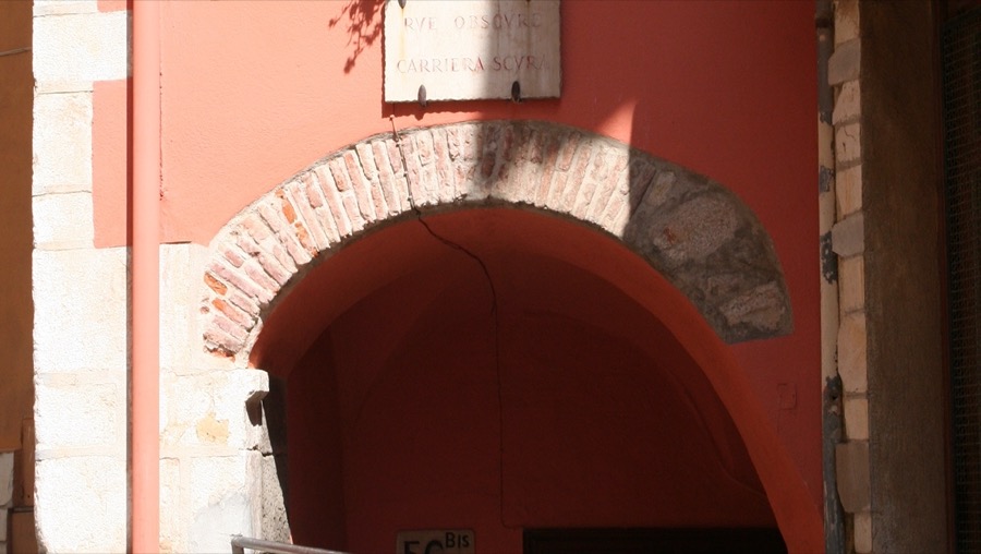 Entrée de la Rue Obscure, où se niche le restaurant L'Aparté