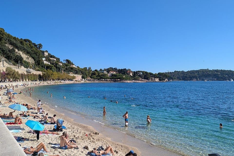 Plage des Marinières à Villefranche-sur-Mer, vue sur la baie et le Cap Ferrat