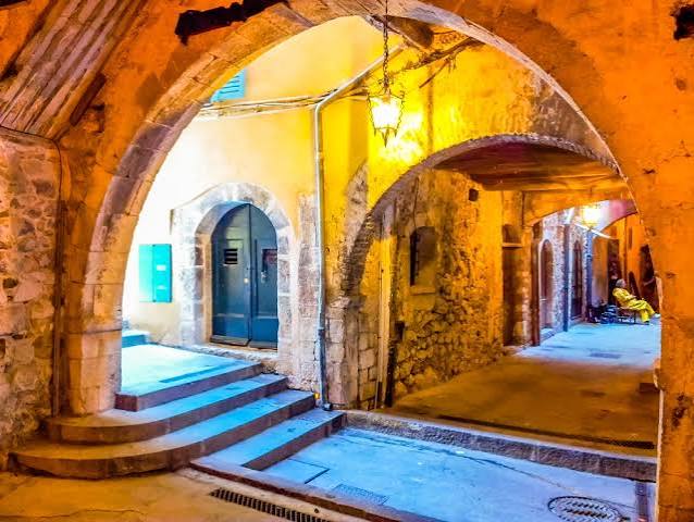 La Rue Obscure, rue voûtée médiévale à Villefranche-sur-Mer