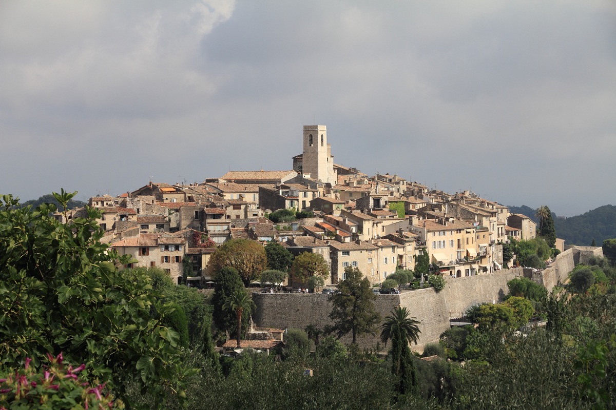 La route des villages perchés de l'arrière-pays