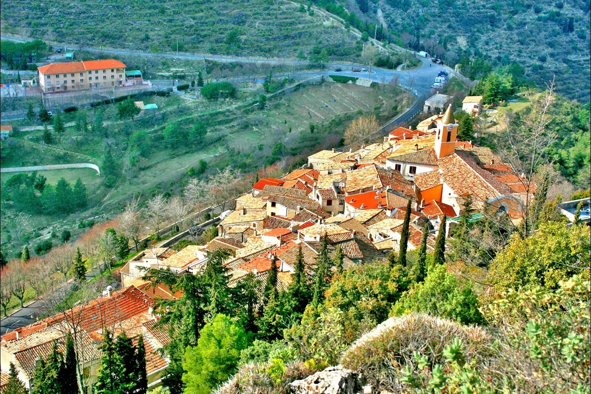 Ruelles pavées de Sainte-Agnès surplombant la Méditerranée depuis 780 mètres d'altitude