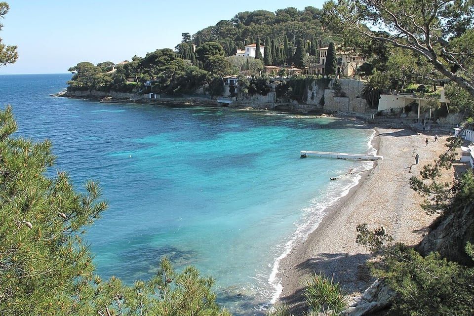 Crique de galets et eau turquoise près de la pointe Sainte-Hospice, au Cap Ferrat