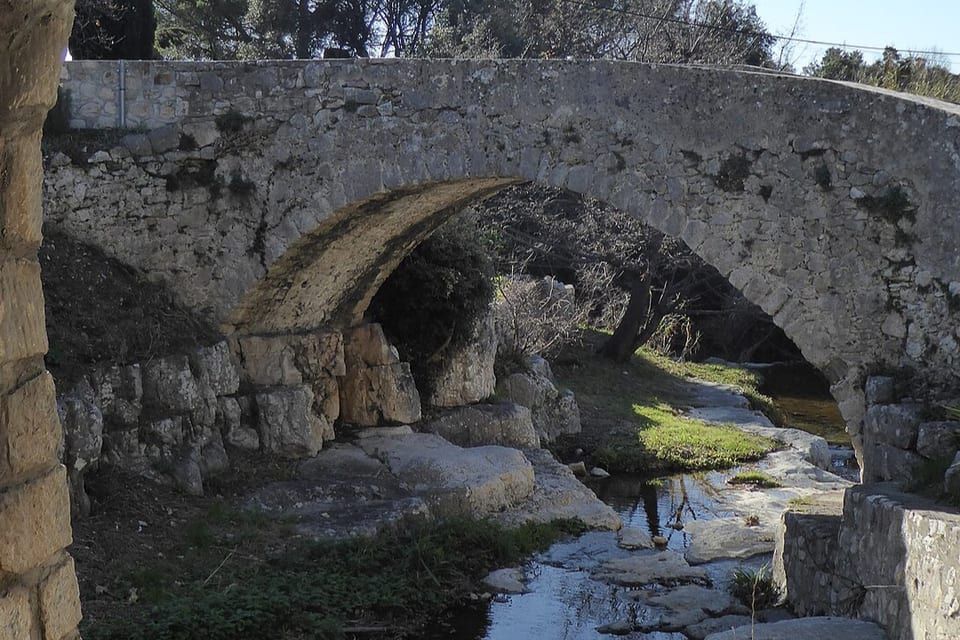 Pont de pierre sur le vallon du Cassan, sur le parcours de la randonnée du Mounard