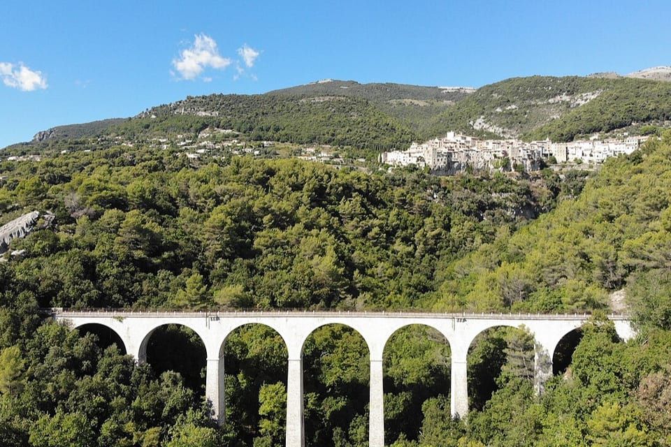 Ancien viaduc ferroviaire de Cassan, avec le village de Tourrettes-sur-Loup en arrière-plan