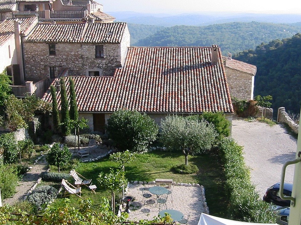 Vue sur la campagne depuis une auberge du vieux village de Tourrettes-sur-Loup