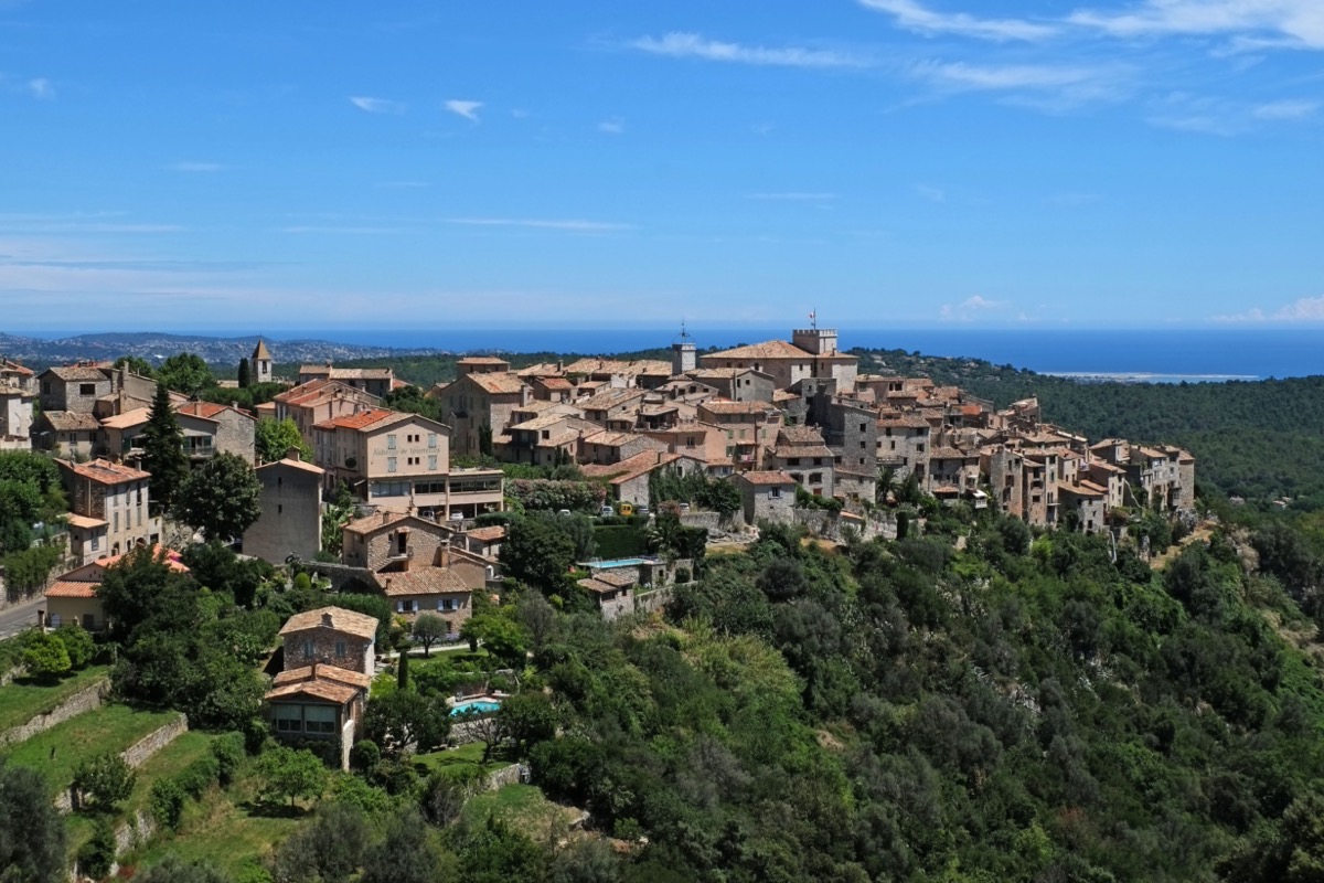 La route des villages perchés de l'arrière-pays