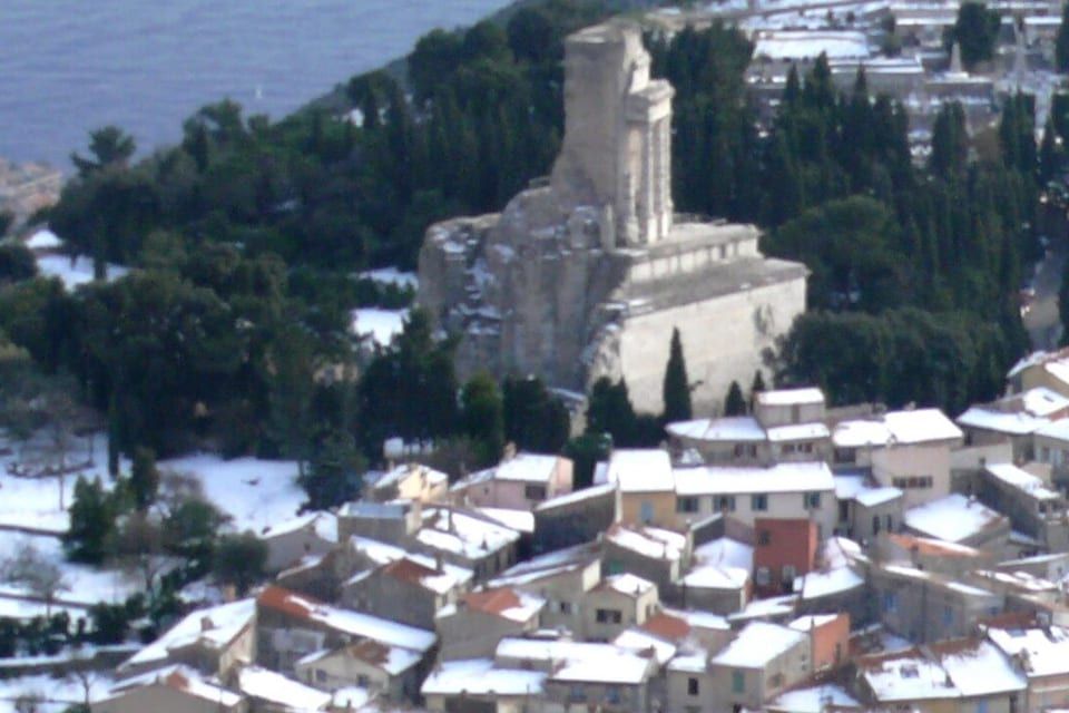 Le Trophée d'Auguste vu depuis le Mont Bataille, point de vue de la randonnée en boucle