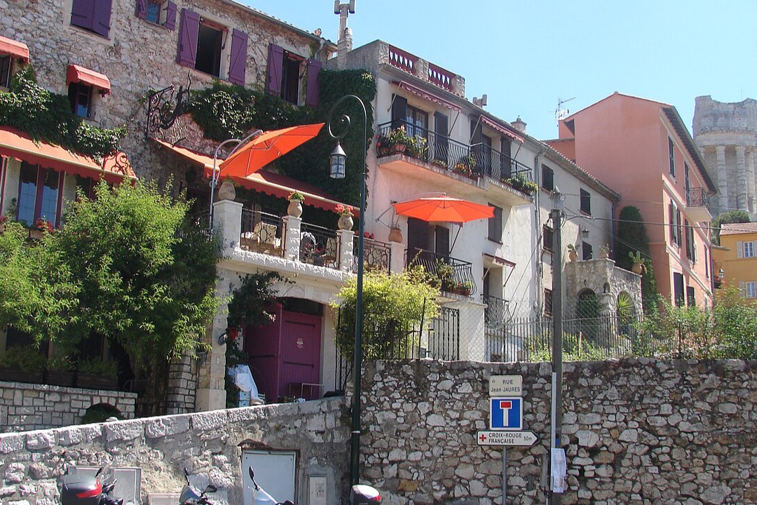 Rue du village de La Turbie, avec le Trophée d'Auguste visible à l'arrière-plan