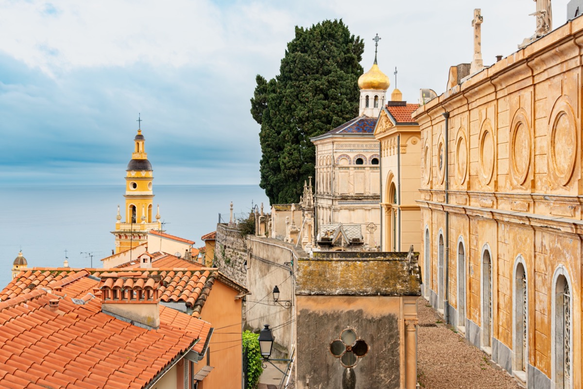 Vue panoramique sur la baie de Menton depuis le cimetière du Vieux-Château