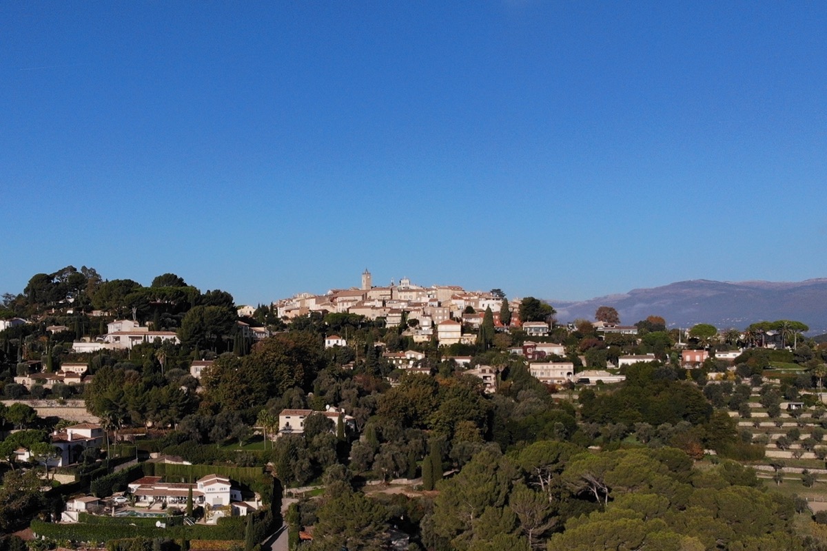 Ruelles en colimaçon et galeries d'art du Vieux Mougins