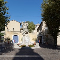 Picasso's bronze statue L'Homme au mouton on the market square in Vallauris