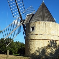 Moulins à vent de Paillas surplombant la baie de Pampelonne