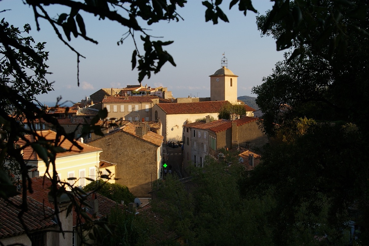 Ruelles en colimaçon du vieux village de Ramatuelle sur la presqu'île de Saint-Tropez