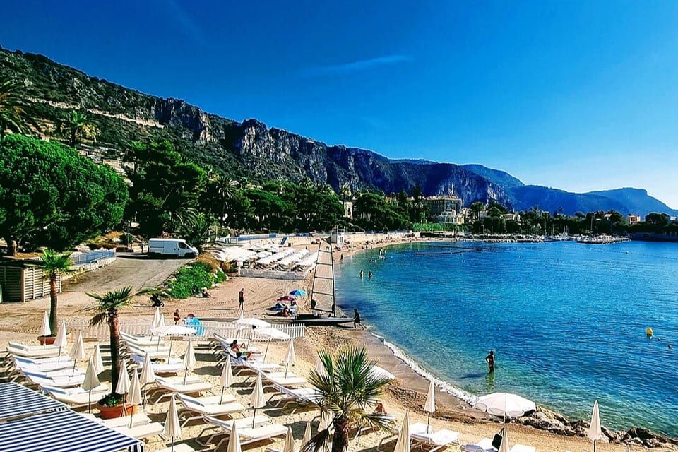 Plage de la Baie des Fourmis à Beaulieu-sur-Mer, juste au pied de la Villa Kerylos